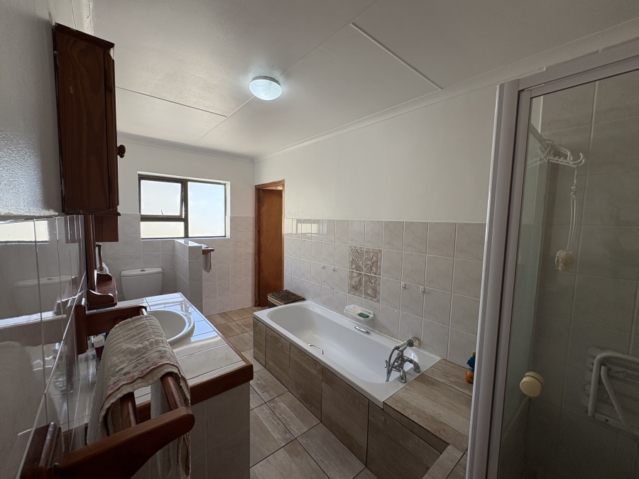 4 Bedroom Property for Sale in Pearl Bay Western Cape